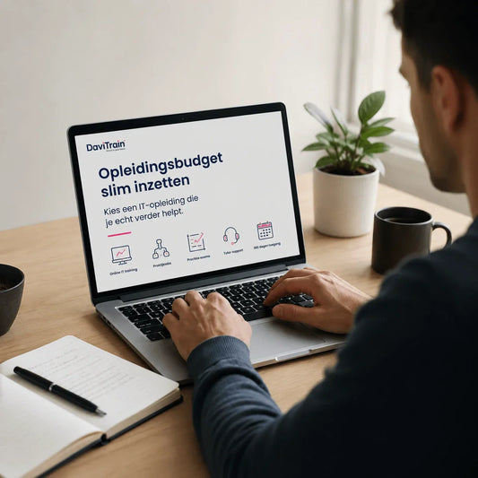 Online IT-training op een laptop met de tekst “Opleidingsbudget slim inzetten”, naast een notitieboek, koffiemok en plant op een rustige werkplek.